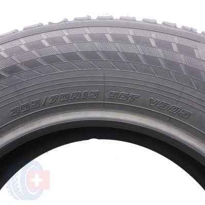 7. 2 x YOKOHAMA 205/70 R15 96T BluEarth Winter V905 Zima 2020 